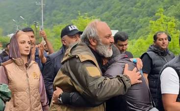 Քաղաքացիները, ստանալով Բագրատ Սրբազանի օրհնությունը, միանում են դեպի Երևան երթին