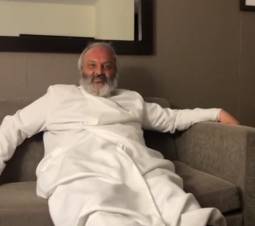 Բագրատ Սրբազանն այս պահին բուժում է, հարյուրավոր կմ քայլերից առաջացած, ոտքերի վնասվածքները (տեսանյութ)