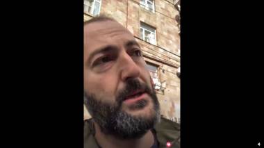 Քաղաքացին միայնակ փակել էր Կիևյան փողոցը` իրեն շղթայելով ճանապարհամերձ սյուներին