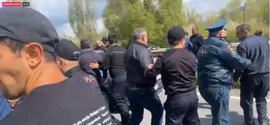 Հարյուրավոր քաղաքացիներ փակել են Երևան- Սևան մայրուղին