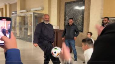 Բագրատ սրբազանը ֆուտբոլային հնարքներով զարմացրեց փոքրիկ ֆուտբոլիստներին