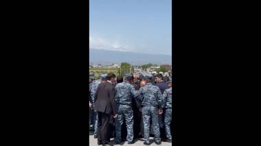 Ոստիկաններն արգելում են Կաթողիկոսի մուտքը Սարդարապատ