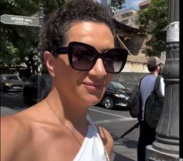 Աննա Հակոբյանը զբոսնում է Երեւանում