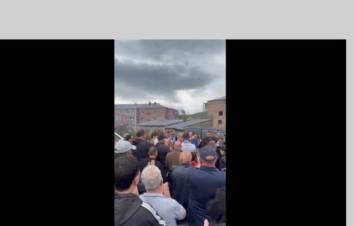 Ապարանցիները ծափահարություններով հրաժեշտ են տալիս Բագրատ Սրբազանին