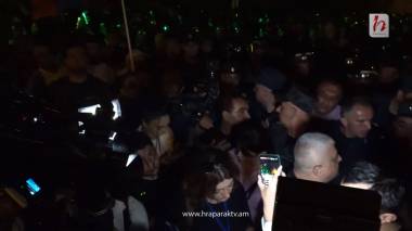 #Ուղիղ. Լարված իրավիճակ՝ ԱԺ-ի մոտ