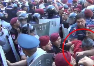 Ինչպես է բերետավորը վարվում երեխայի հետ