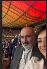 Նիկոլ Փաշինյանը եւ Աննա Հակոբյանը՝ Իսպանիա-Անգլիա խաղին