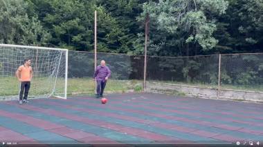 Բագրատ սրբազանը ֆուտբոլ է խաղում