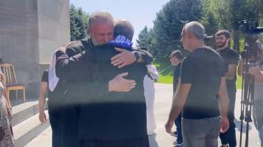 Բագրատ սրբազանին Եռաբլուրում դիմավորեց Տեր Հովհաննեսը