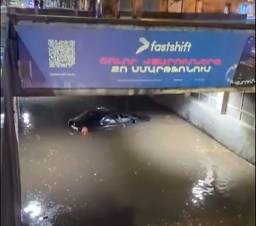 Վարդանանց փողոցի անցումը ամբողջությամբ հեղեղվել է, մեքենաները չեն կարողանում շարժվել (տեսանյութ)