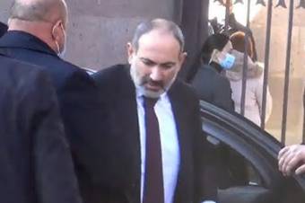 Ու՞մ հետ է Փաշինյանը մտնում Մայր Աթոռ