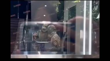 Դիմակավորված ուժայինները սելֆի են անում ՀԷՑ-ում