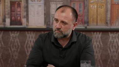 Գյումրի, էսօր ծանր է սիրտդ,  Սրբազանդ էլ բանտարկված