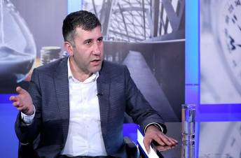 Փաստաբան Ռուբեն Մելիքյանին չեն թողնում մտնի Նարեկ Սամսոնյանի տուն