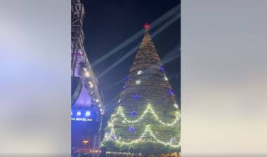 Վառվեցին Գյումրու գլխավոր տոնածառի լույսերը