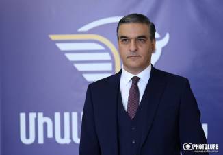 Ի՞նչ գրքեր է ընտրում և ու՞մ է նվիրելու Արման Թաթոյանը