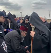 Սրբազանը ծնկի իջավ վեհափառի առաջ