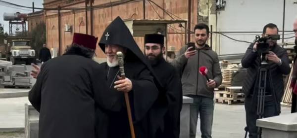 Կաթողիկոսի և Միքայել սրբազանի հանդիպումը