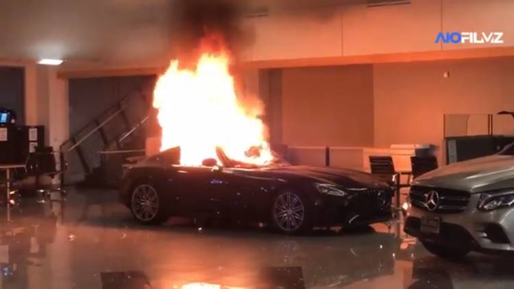 ԱՄՆ-ում ցուցարարները այրել են Mercedes-ի ավտոսրահն ու եղած մեքենաները